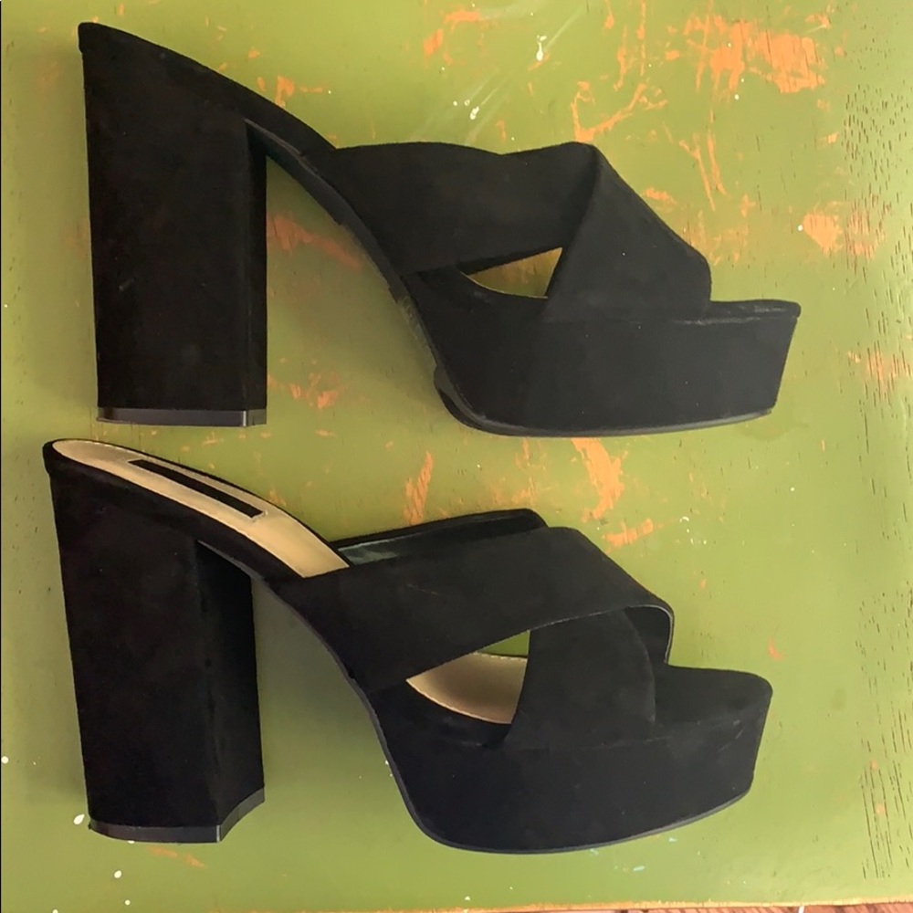 CHUNKY BLACK HEELS